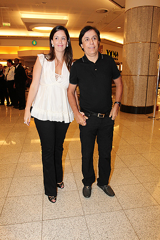 Tom Cavalcante e a mulher foram à pré-estreia do documentário Tancredo, A Travessia, na noite desta segunda (24) em São Paulo