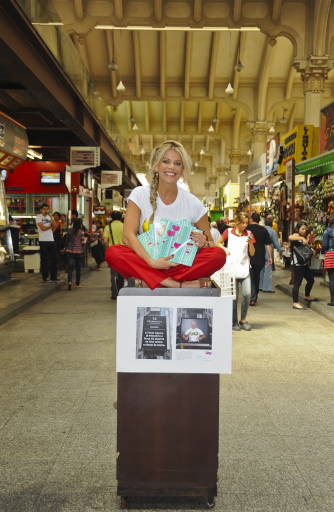 Karina Bacchi agita o Mercadão de SP com ação contra o câncer