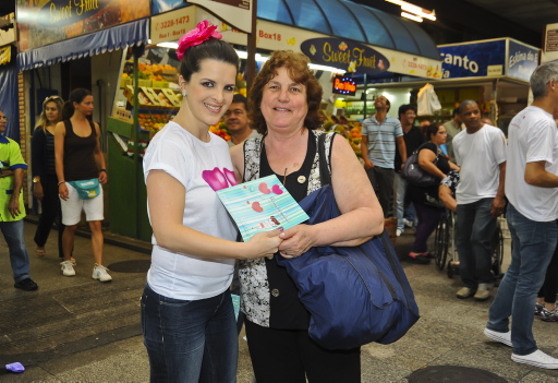 Karina Bacchi agita o Mercadão de SP com ação contra o câncer