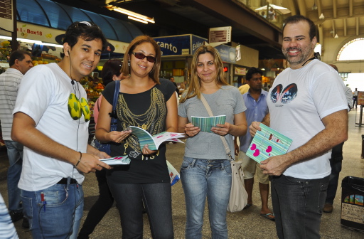 Karina Bacchi agita o Mercadão de SP com ação contra o câncer