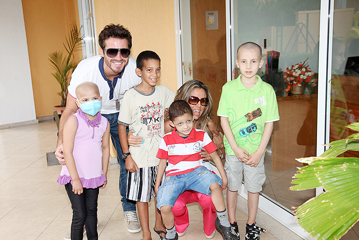 Marlon e Renata Banhara posam para foto ao lado das crianças da Casa Ronald McDonald