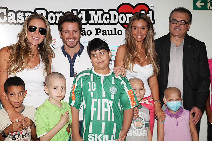 Joana Machado, Marlon e Renata Banhara posam para foto ao lado das crianças