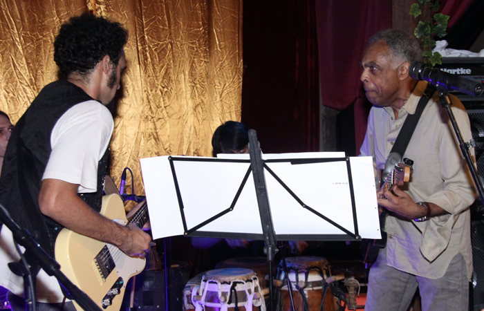 Gilberto Gil dá canja no show de Bem Gil