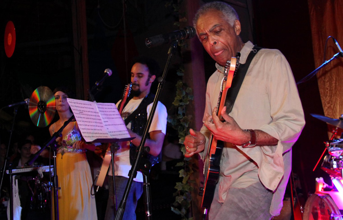 Gilberto Gil dá canja no show de Bem Gil