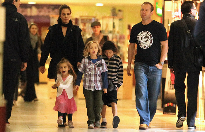 Angelina Jolie passeia com os filhos em shopping de Budapeste