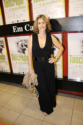 Maitê Proença aparece acompanhada em pré-estreia de filme.
