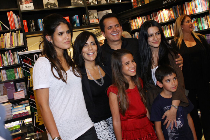 Orlando Morais lança DVD ao lado da família