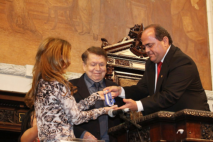 Boni recebe a medalha das mãos do deputado Pedro Augusto