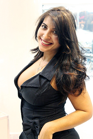 Priscila Pires faz pose com as madeixas mais loiras