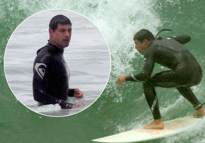 Cauã Reymond pega onda em praia do Rio O Fuxico