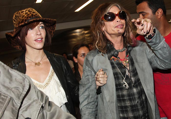 Cheio de hematomas, Steven Tyler desembarca em São Paulo com a namorada  O Fuxico