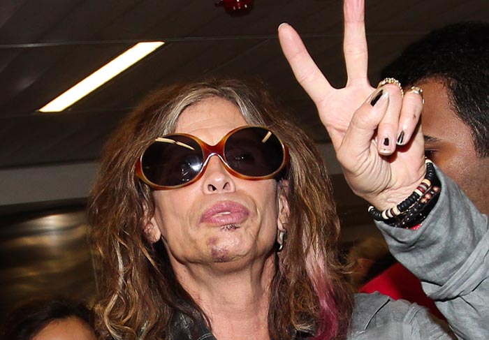 Cheio de hematomas, Steven Tyler desembarca em São Paulo com a namorada  O Fuxico