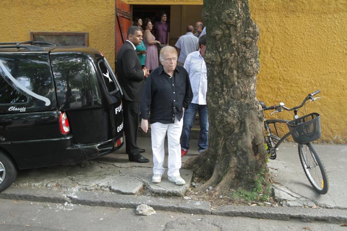 Maurício Shermann - Amigos se despedem do ator Bernardo Jablonski em velório realizado no Teatro O Tablado