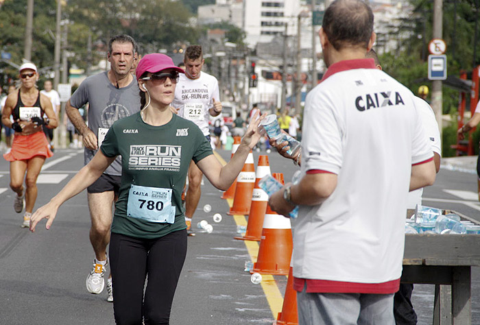 Adriana Birolli participa de corrida em São Paulo