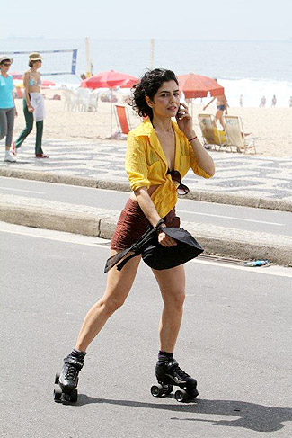 Letícia Sabatella curte o domingo andando de patins e dando um belo mergulho no mar da praia do Leblon