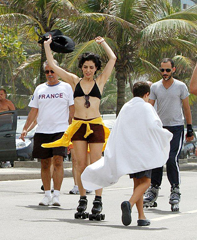 Letícia Sabatella curte o domingo andando de patins e dando um belo mergulho no mar da praia do Leblon