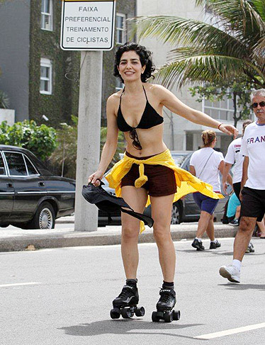 Letícia Sabatella curte o domingo andando de patins e dando um belo mergulho no mar da praia do Leblon