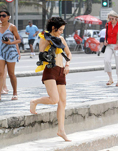 Letícia Sabatella curte o domingo andando de patins e dando um belo mergulho no mar da praia do Leblon