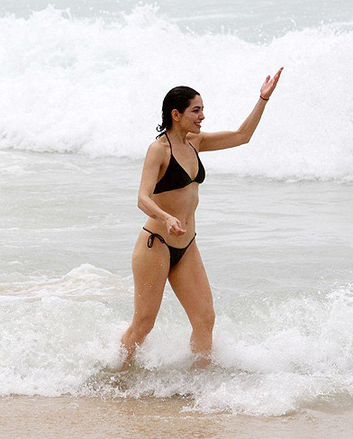 Letícia Sabatella curte o domingo andando de patins e dando um belo mergulho no mar da praia do Leblon
