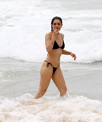 Letícia Sabatella curte o domingo andando de patins e dando um belo mergulho no mar da praia do Leblon