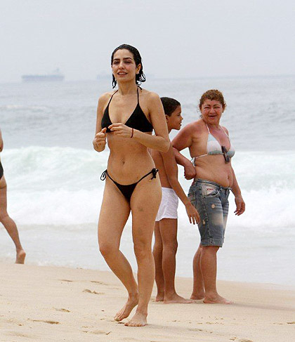 Letícia Sabatella curte o domingo andando de patins e dando um belo mergulho no mar da praia do Leblon