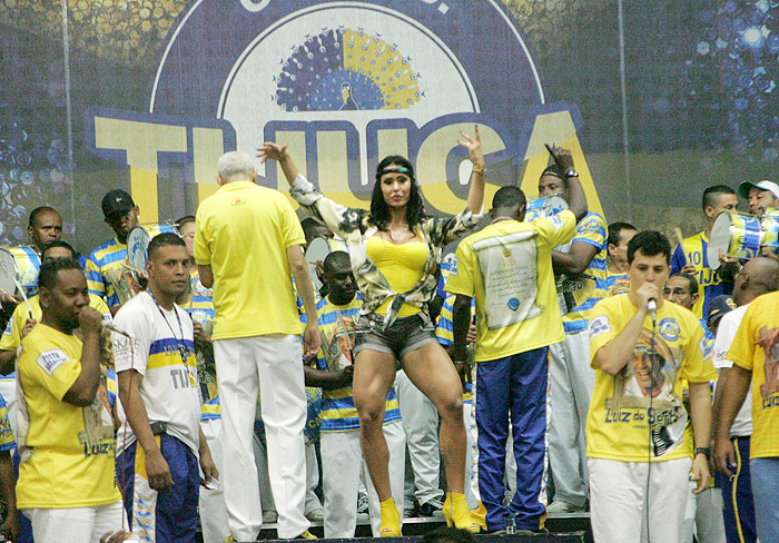 Gracyanne Barbosa mostra pernas saradas e arrasa em ensaio de sua escola