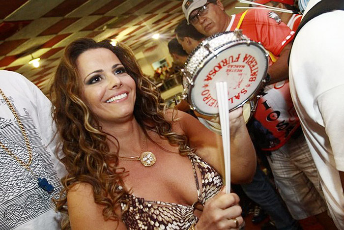 Viviane Araújo recebe ex-BBBs e Adriana Bombom, no Salgueiro