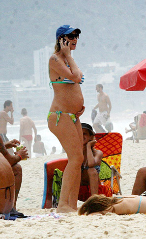 Luana Piovani fica de biquíni na praia e mostra o barrigão