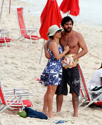 Cissa Guimarães curte seu novo namorado na praia do Arpoador