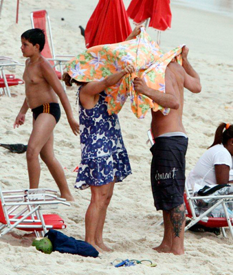 Cissa Guimarães curte seu novo namorado na praia do Arpoador
