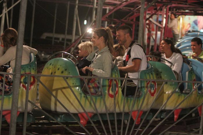 Fernanda Lima e Rodrigo Hilbert passam o dia no parque de diversões com os filhos O Fuxico