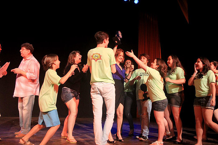 Zezé Polessa fala a estudantes em colégio do Rio de Janeiro