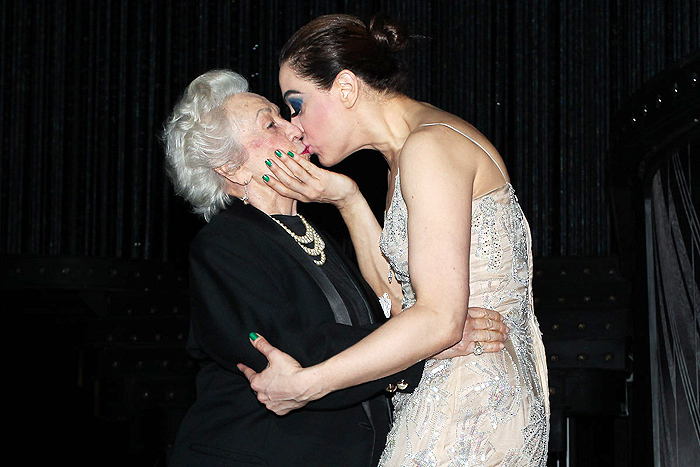 Claudia Raia beija a mãe Dona Odette.