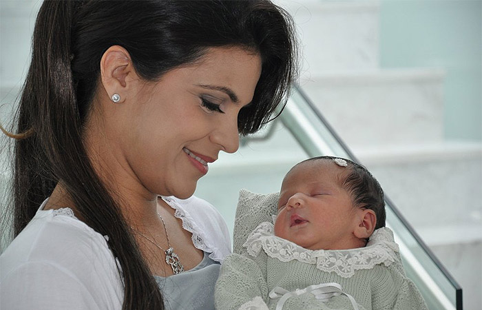 Aline Barros posa com a filha e se prepara para voltar ao trabalho