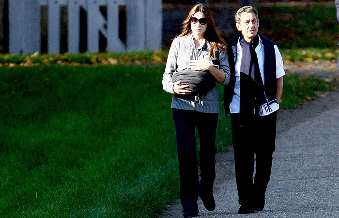 Carla Bruni e Nicolas Sarkozy passeiam com sua filha recém-nascida, em Versalhes