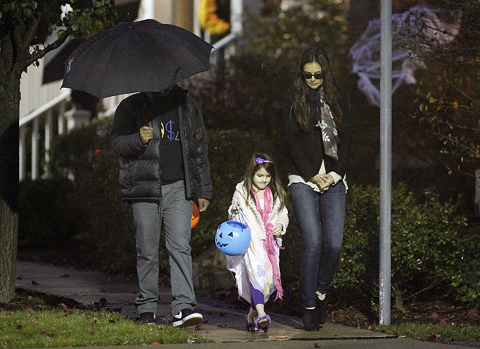 Mesmo com chuva, Suri Cruise comemora Dia das Bruxas com a mãe