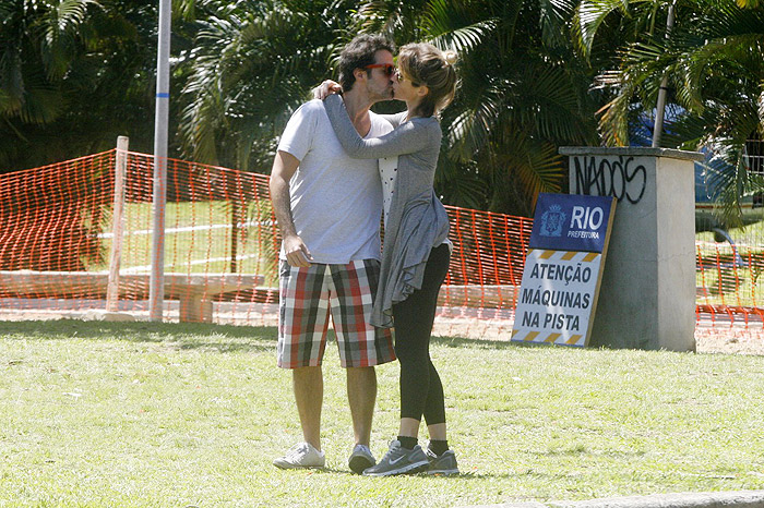  Bruno Mazzeo e Juliana Didone trocam beijos.