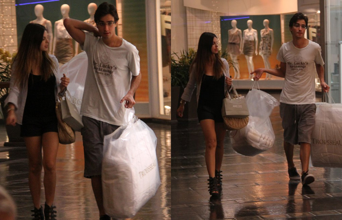 Sthefany Brito faz compras com o namorado, no Rio