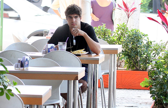 Caio Castro almoça sozinho em restaurante carioca