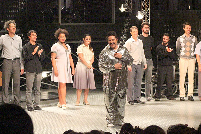 Herson Capri assiste musical com sua diva, no Rio