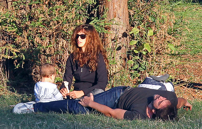 Penélope Cruz, Javier Bardem e o filho do casal curtem o sol em parque de Roma