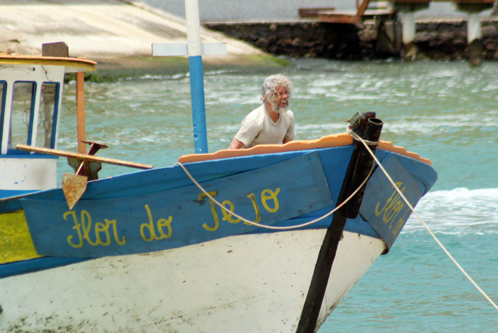 A cena começou com Zé Mayer em um barco. 