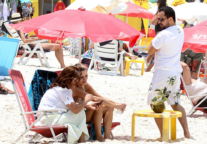 Luciano Camargo e a mulher, Flávia, relaxaram na praia da Barra da Tijuca