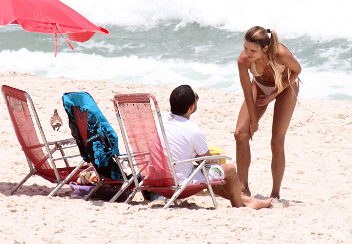 Luciano e Flávia deixaram as filhas no hotel e curtiram a praia 