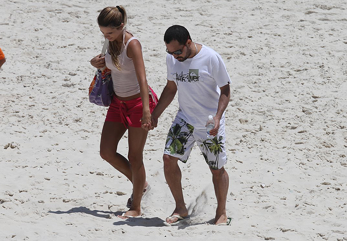 Luciano e a mulher, Flávia, deixaram a praia de mãos dadas