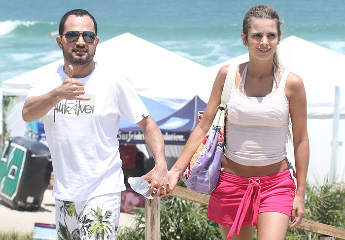 Luciano Camargo e a mulher, Flávia, curtiram a tarde de sol na praia