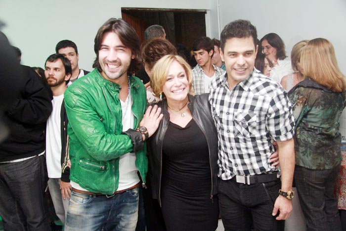 Zezé Di Camargo posa para foto ao lado de Susana Vieira e seu namorado, Sandro Pedroso