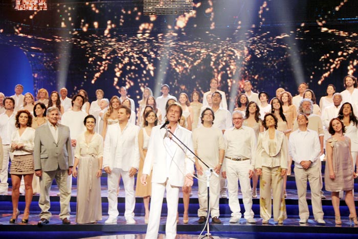 Roberto Carlos ganhou a força do elenco para cantar UmNovo Tempo