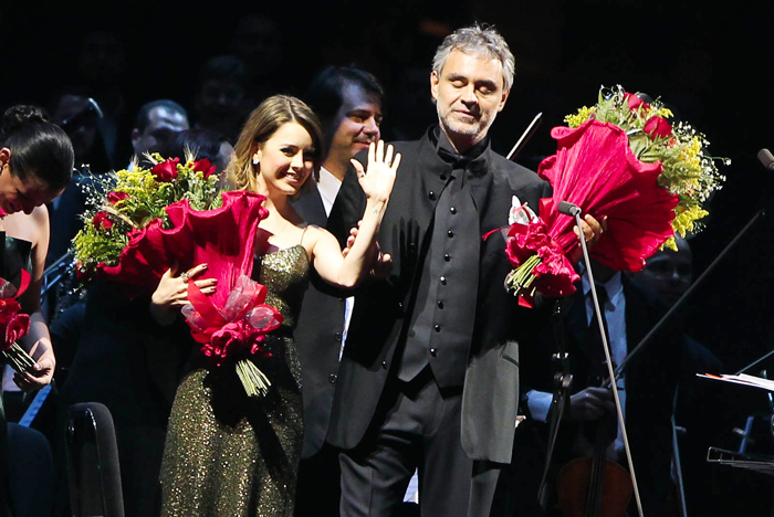 Sandy e Andrea Bocelli ganharam buquês de rosas no final da apresentação