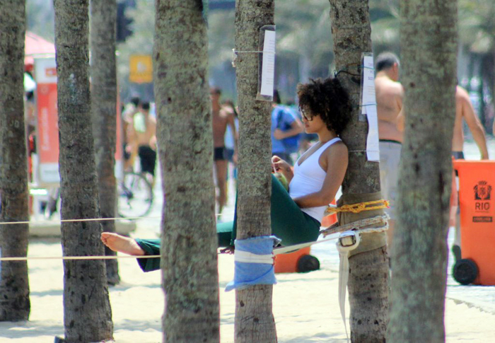 Sheron Menezzes curte praia ao lado do namorado no Rio